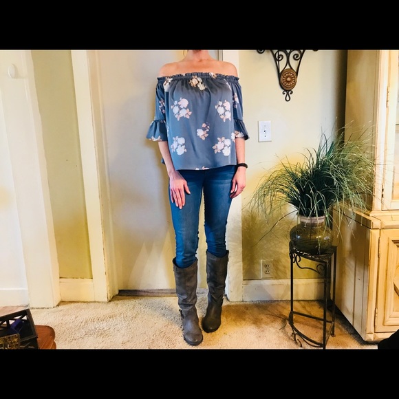 1 LEFT! 🎉HP🎉SALE !Floral off the shoulder top - Picture 2 of 7